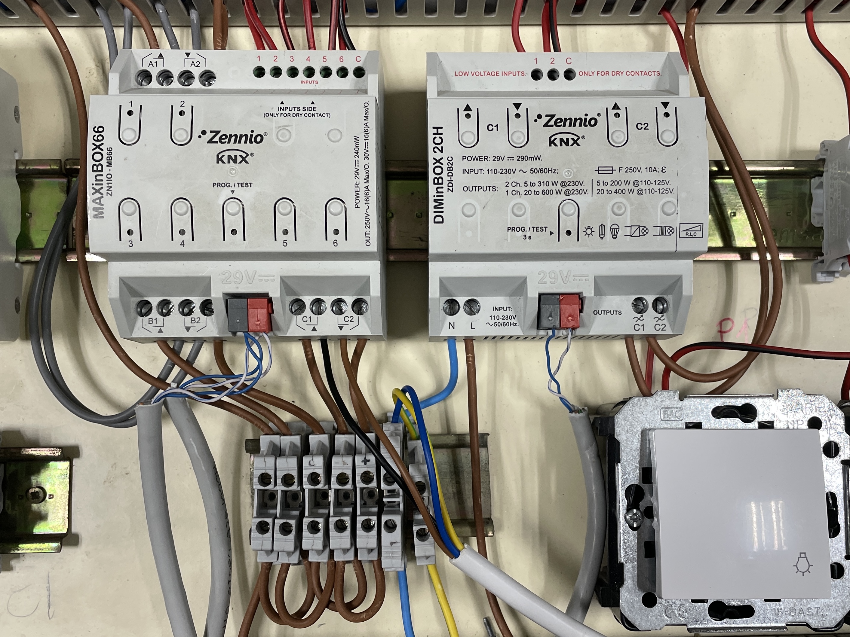 Detalle de equipos KNX de carril DIN