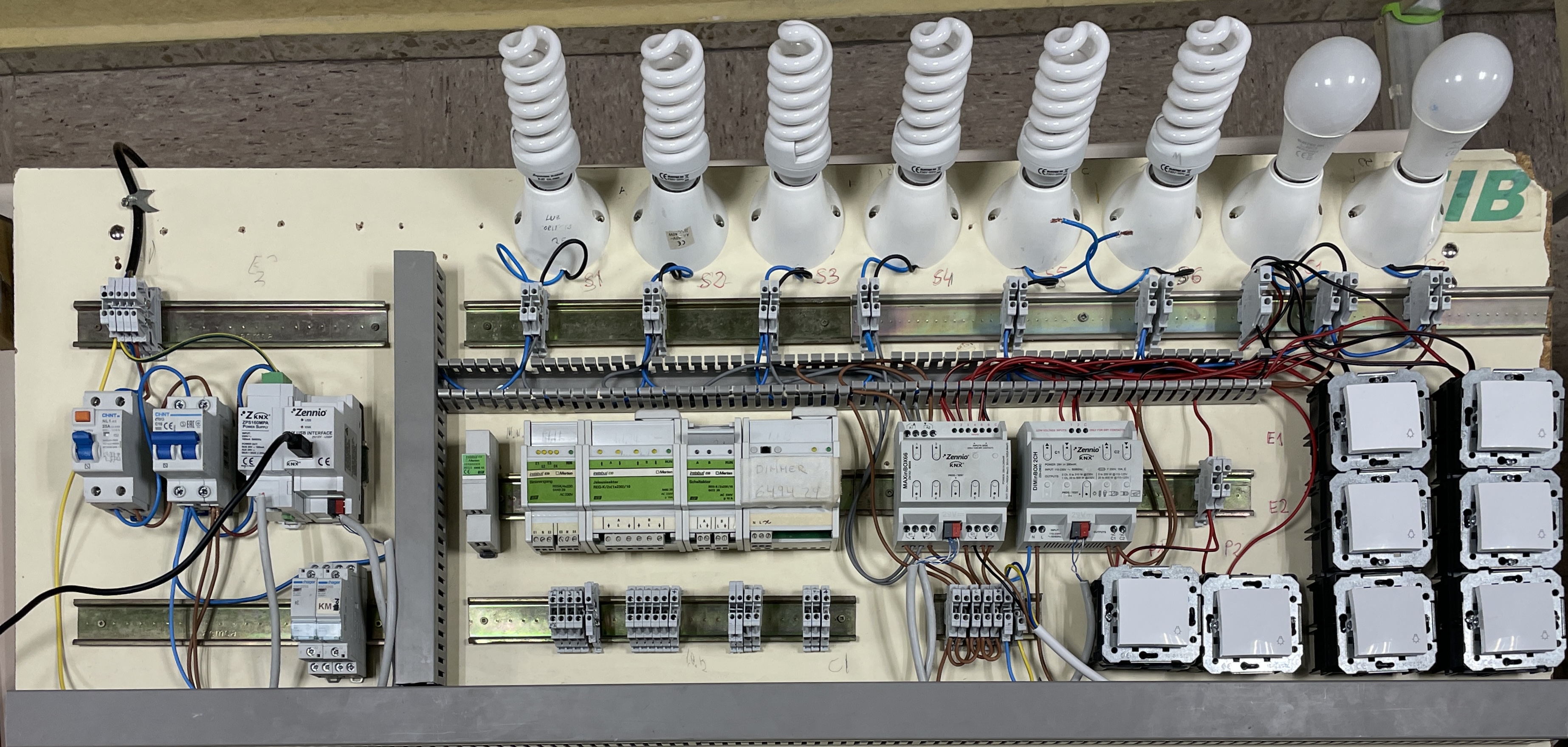 Foto de un tablero de ejercicio KNX, completo