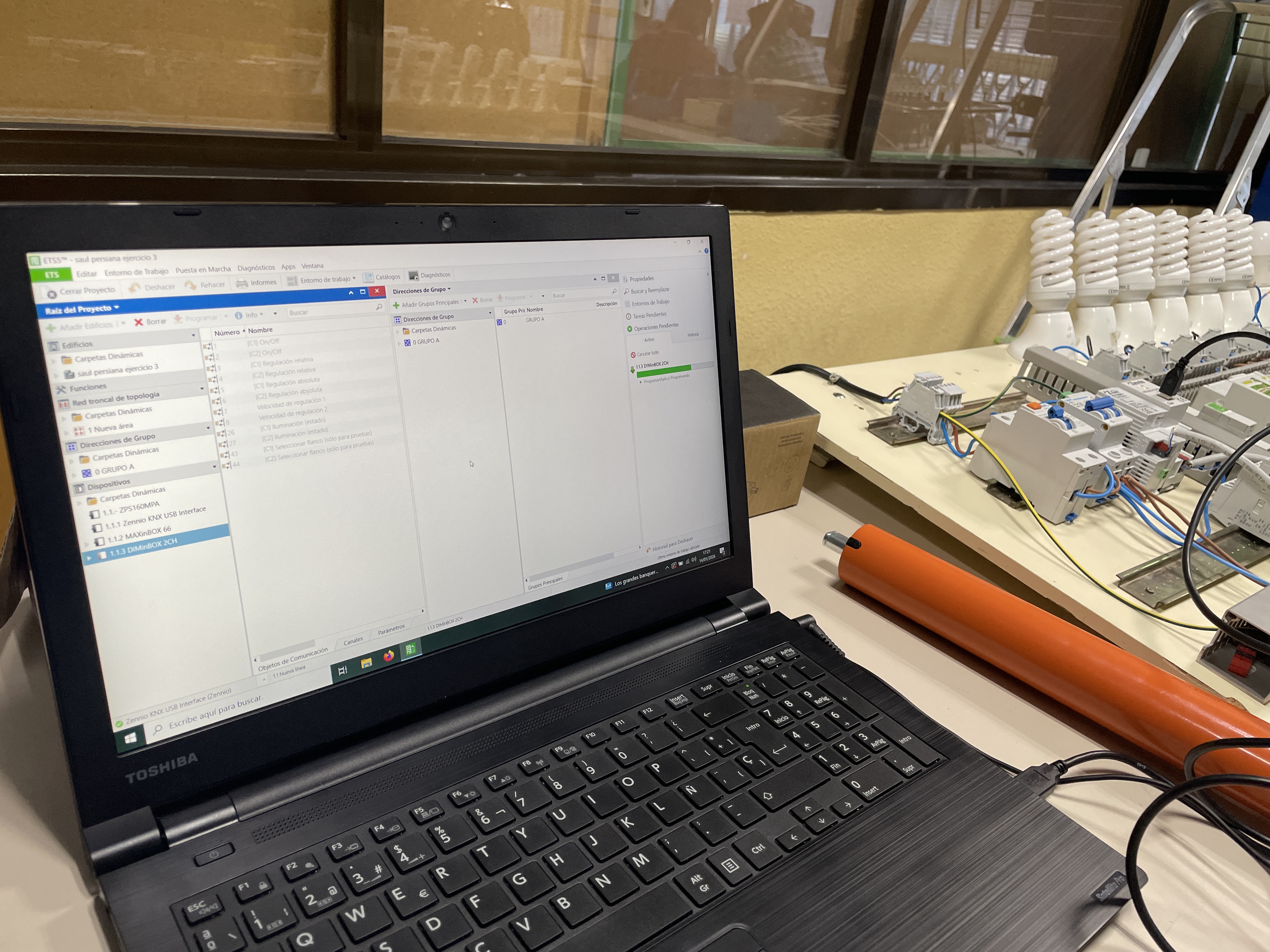 ordenador conectado a la instalación KNX mediante pasarela KNX-USB